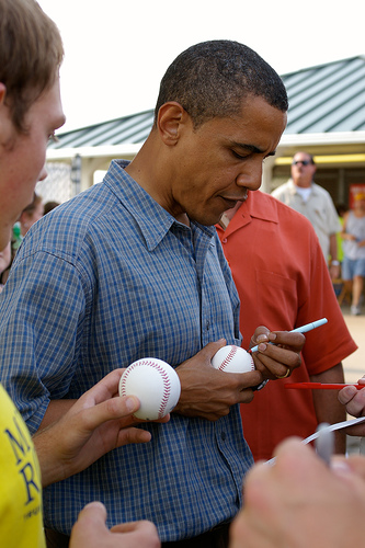 Obama Writes Left-Handed